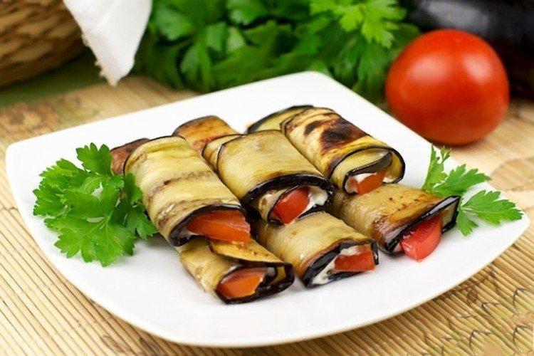 Рулетики с баклажанами, помидорами и майонезом