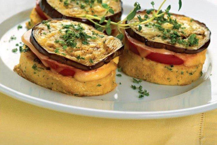 Сэндвичи с баклажанами, помидорами и моцареллой