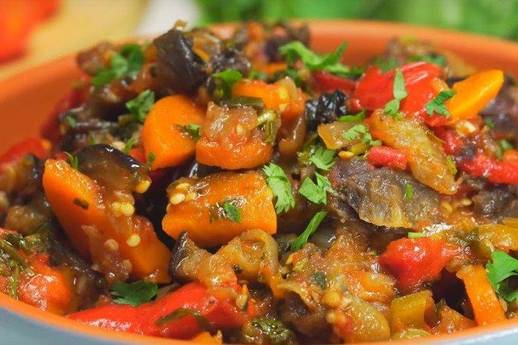 Баклажаны с помидорами в сковородке