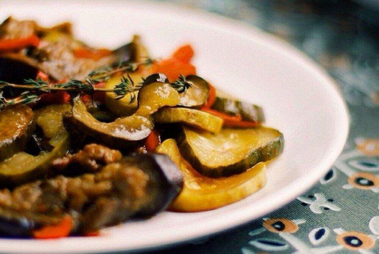 Соте с овощами, огурцами и соевым соусом