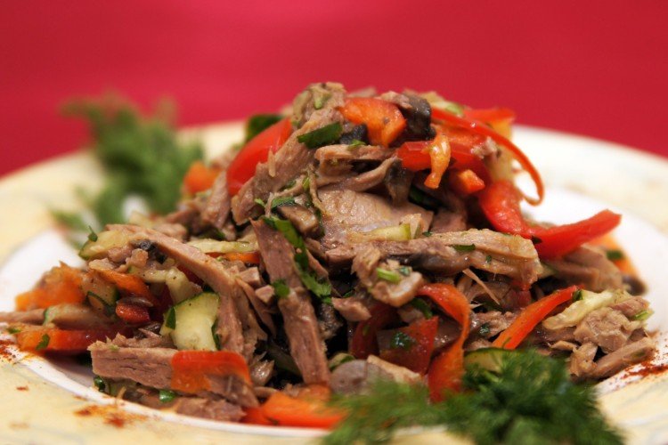 Салат со свининой и перцем