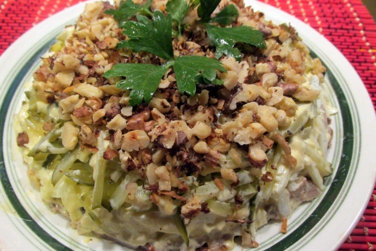 Салат со свининой и орехами