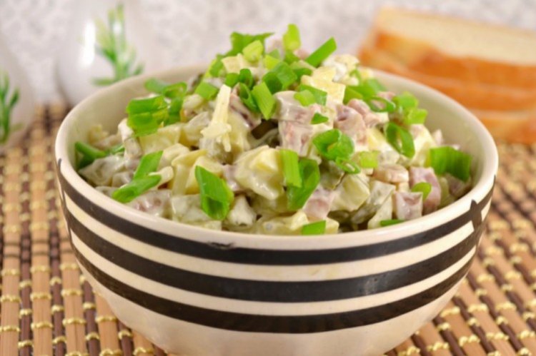 Салат со свининой и яйцами