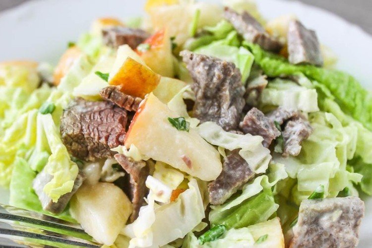 Салат со свининой и яблоками