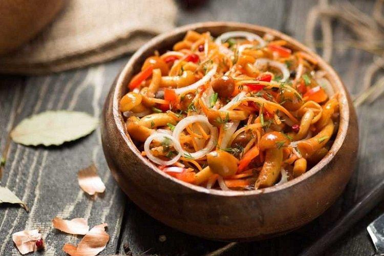 Грибы, маринованные с луком и морковью