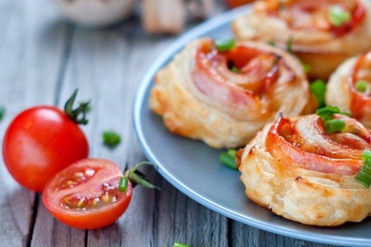 Завитки из слоеного теста