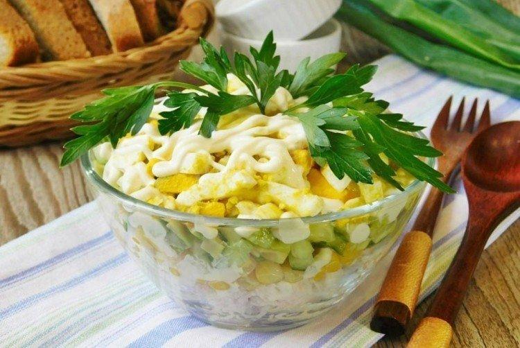 Салат из яиц, огурцов и кукурузы