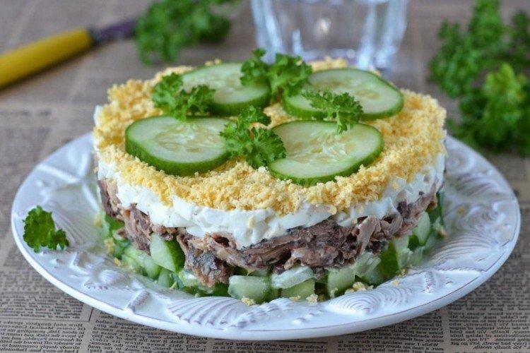 Салат с яйцами, огурцами и тунцом
