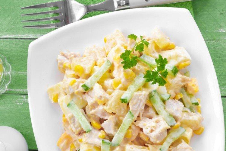 Салат с яйцами, огурцами и ананасом