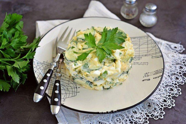 Салат с яйцами, огурцами и сыром
