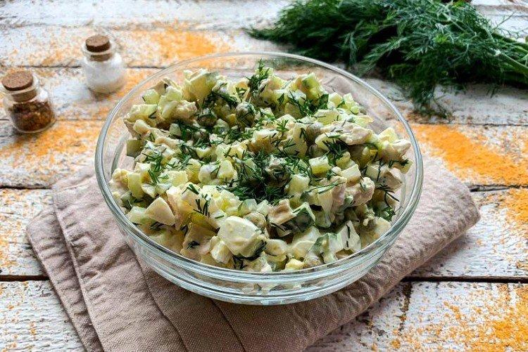 Салат из яиц, огурцов и курицы