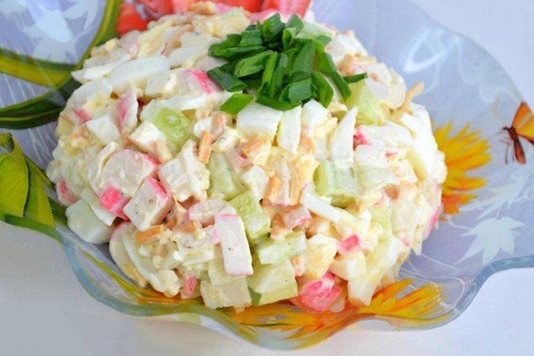 Салат из яиц, огурцов и крабовых палочек