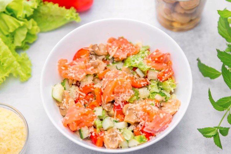 Салат с болгарским перцем и красной рыбой