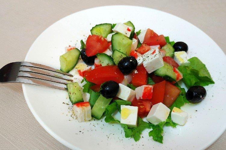 Салат с фетаксой и крабовыми палочками