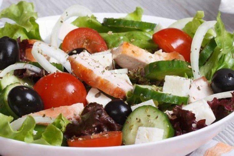 Салат с курицей, помидорами и фетаксой