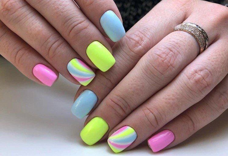 Разноцветный неоновый маникюр