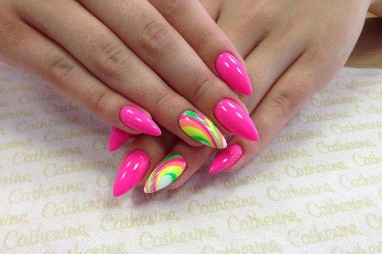 Розовый неоновый маникюр