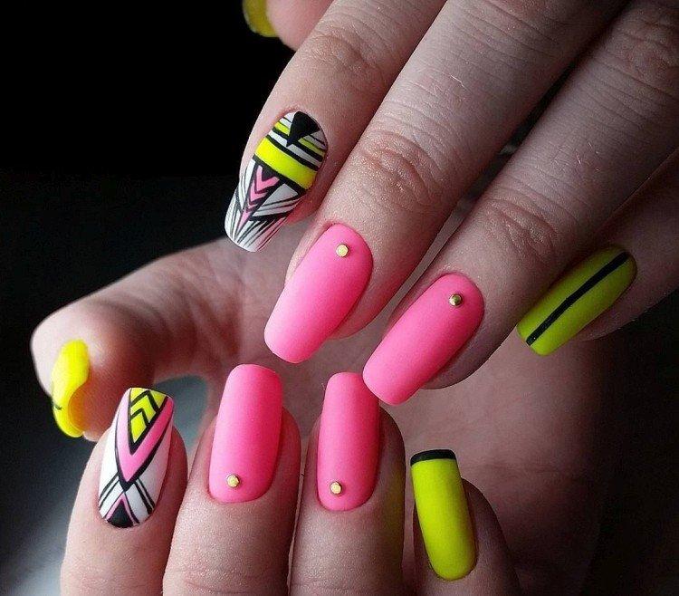 Контрастный маникюр в неоновых цветах