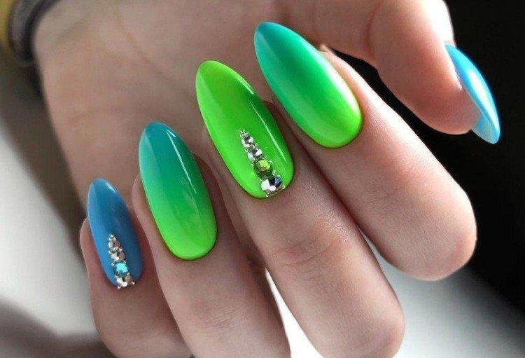 Неоновый маникюр со стразами