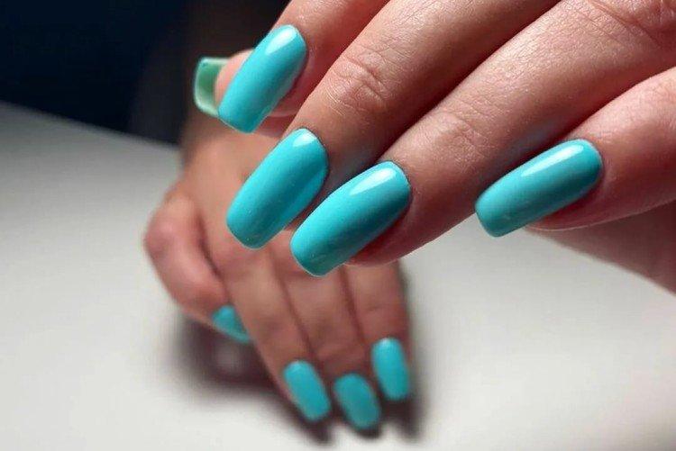 Голубой неоновый маникюр