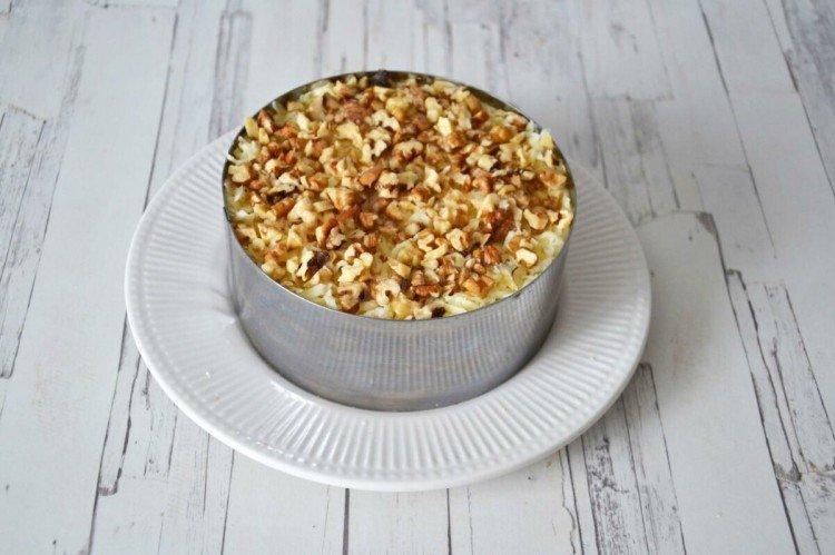 Салат с креветками и грецкими орехами