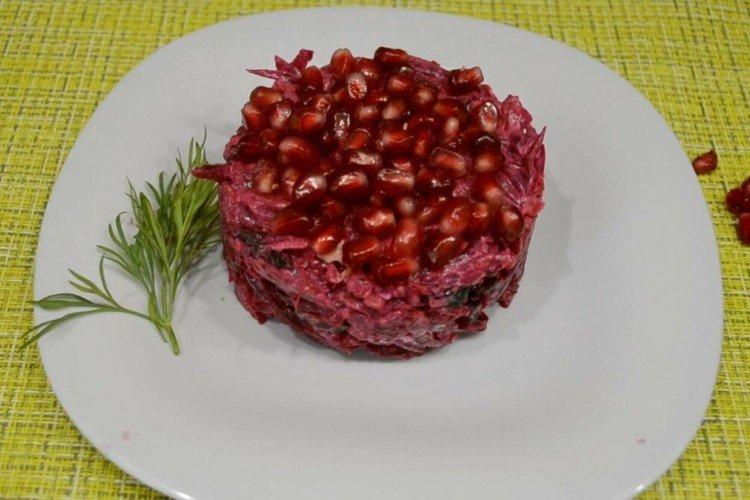 Салат с грецкими орехами и гранатом