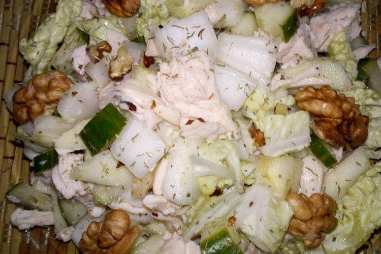 Салат с пекинской капустой и грецкими орехами