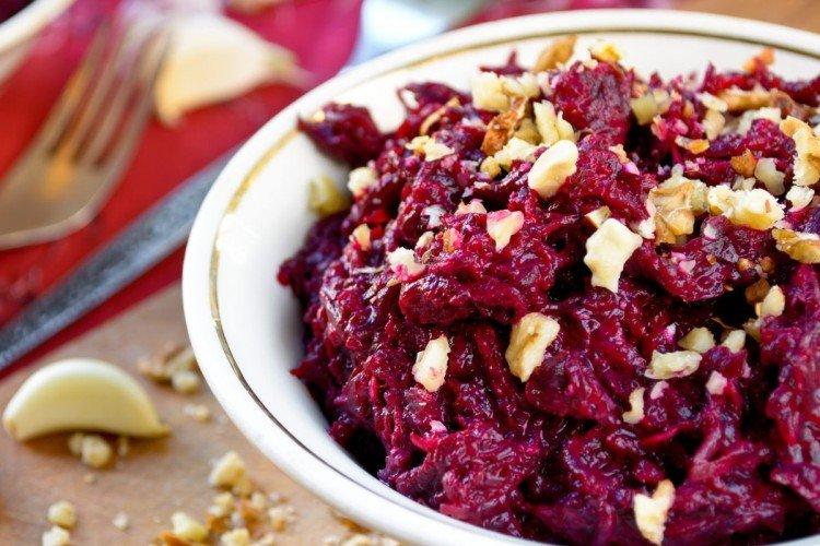 Салат со свеклой и грецкими орехами