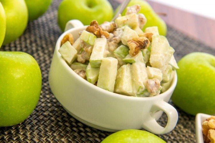 Салат с грецкими орехами и яблоками