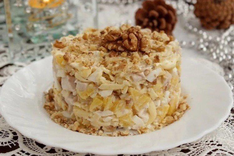 Салат с копченой курицей, грецкими орехами и ананасами