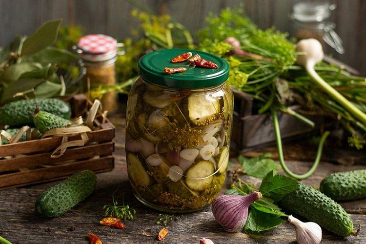 Маринованные огурцы кусочками