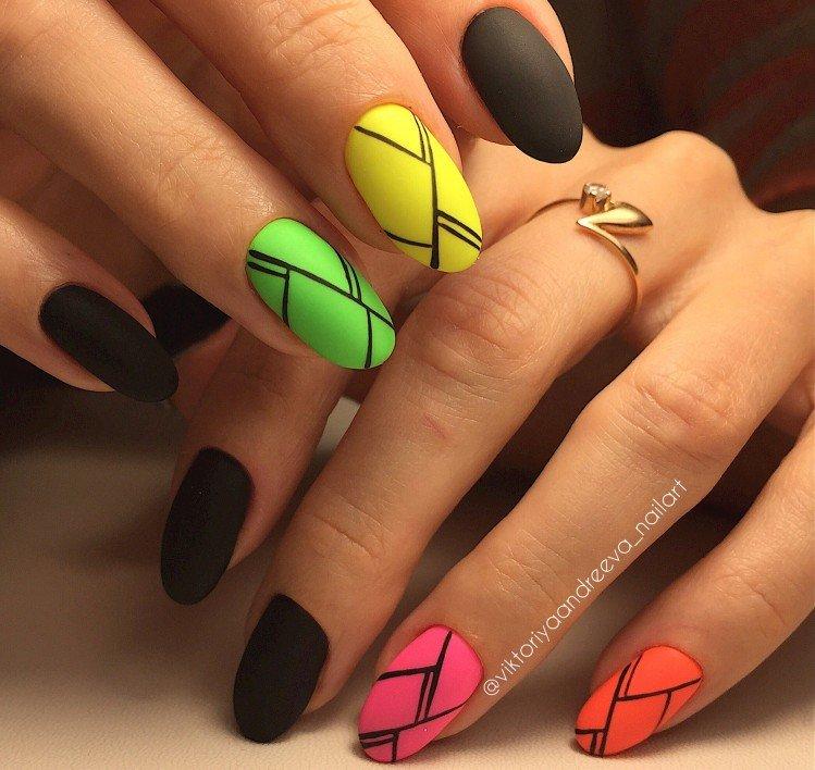 Разноцветный маникюр с черным