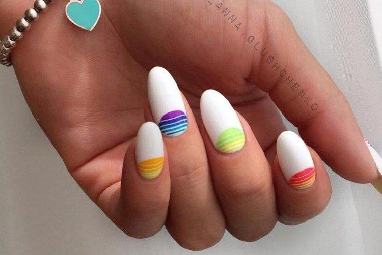 Разноцветный маникюр с белым