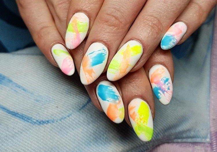 Разноцветный маникюр с белым