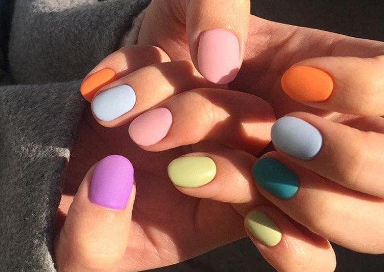 Матовый разноцветный маникюр