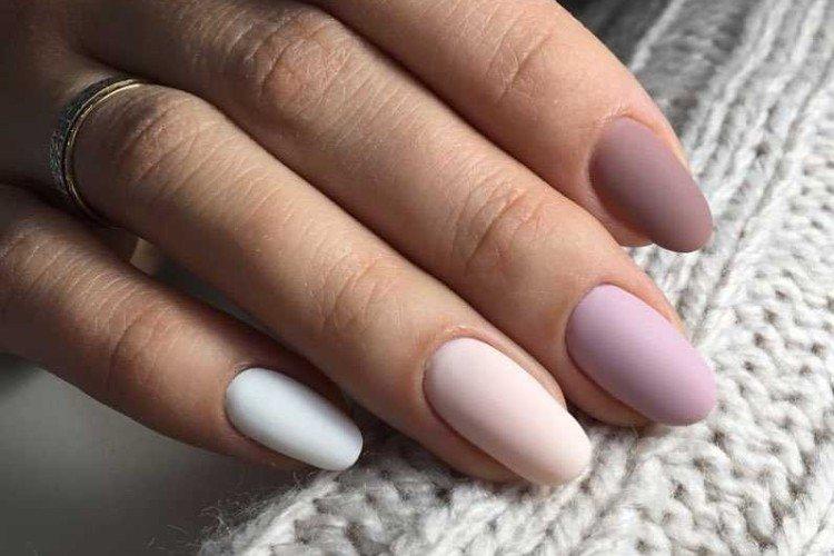 Нюдовый разноцветный маникюр