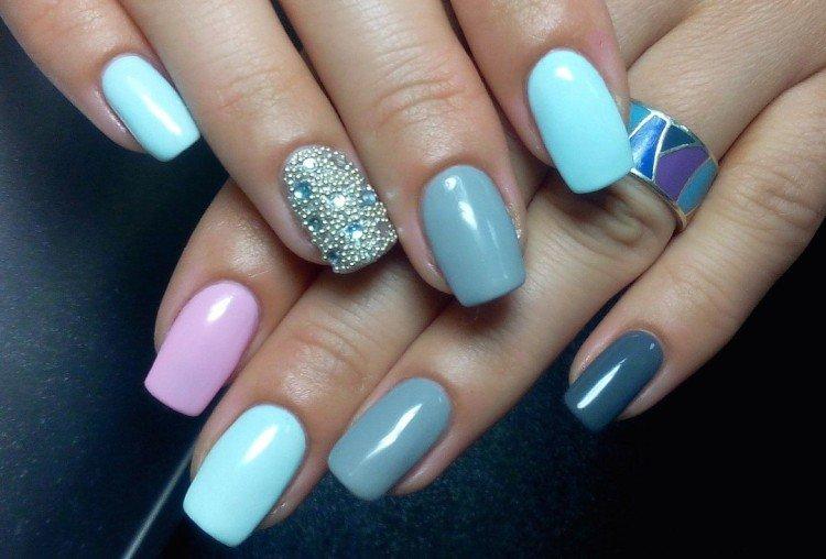 Маникюр со стразами