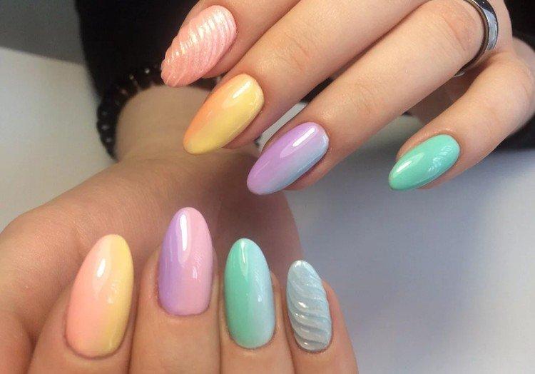 Разноцветный маникюр с втиркой