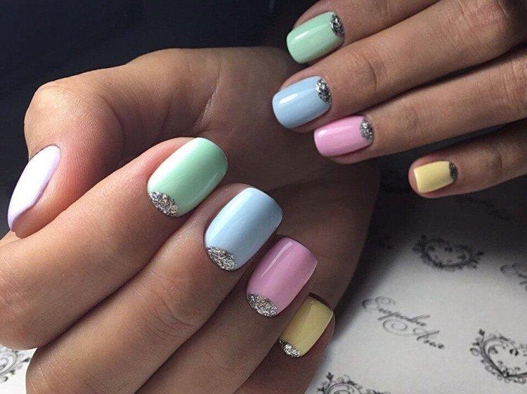Лунный разноцветный маникюр