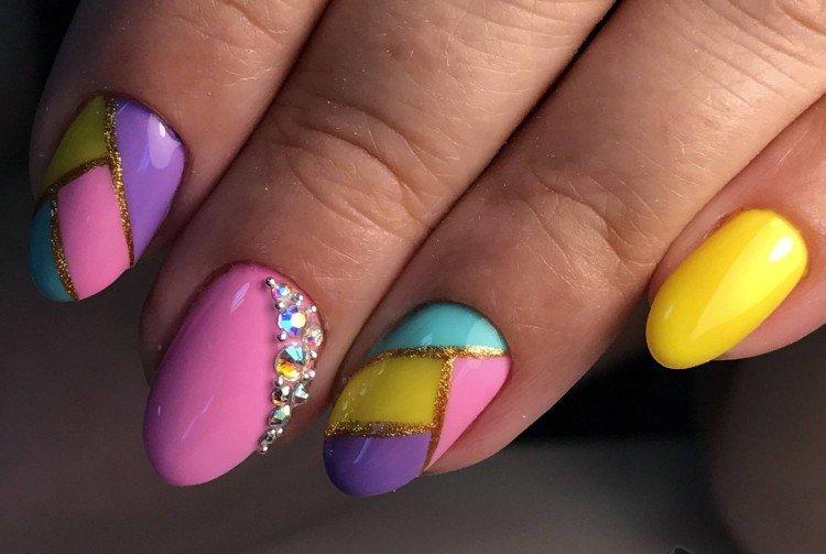 Маникюр со стразами