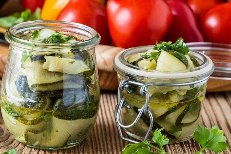 Кабачки, маринованные с хреном и петрушкой