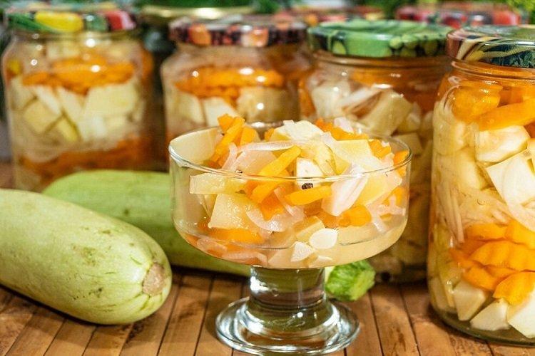 Кабачки, маринованные с морковью и яблоком