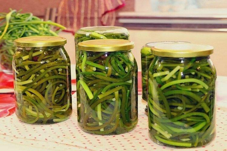 Чесночные стрелки, маринованные с чабрецом