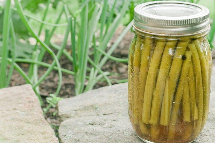 Маринованные стрелки чеснока с горчицей