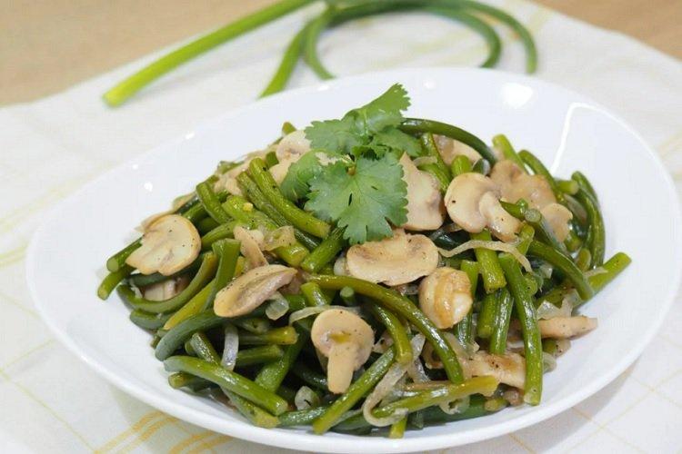 Стрелки чеснока, маринованные с грибами и кинзой