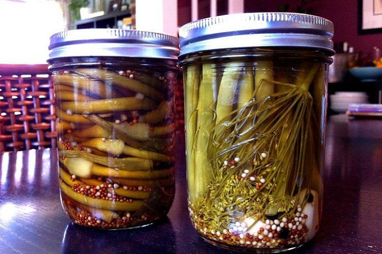 Стрелки чеснока, маринованные с зернами горчицы и лимонным соком