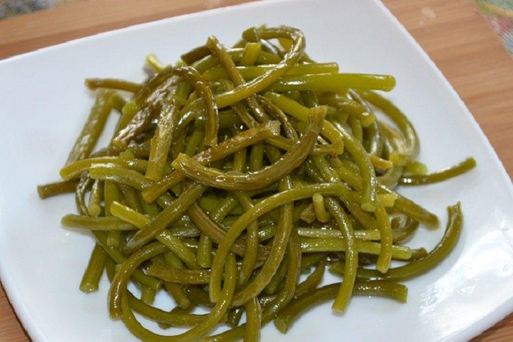 Стрелки чеснока, маринованные с паприкой и кориандром