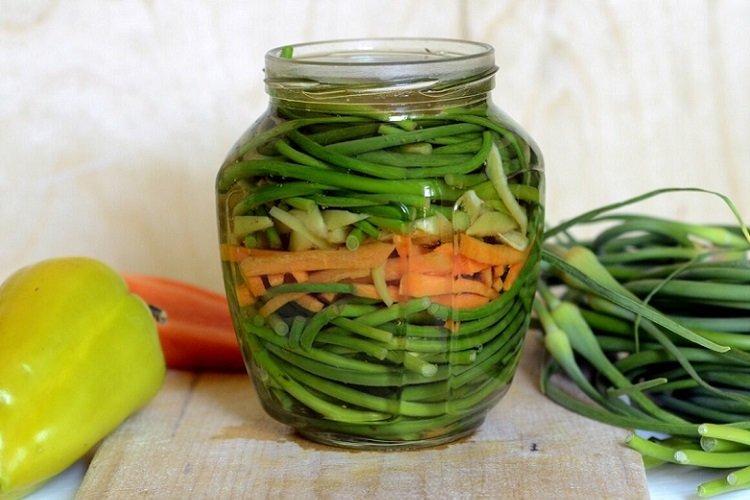 Стрелки чеснока, маринованные с морковью и сладким перцем