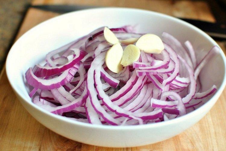 Маринованный лук с чесноком и маслом