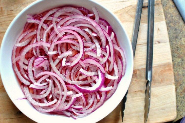 Лук для шашлыка, маринованный с имбирем и медом